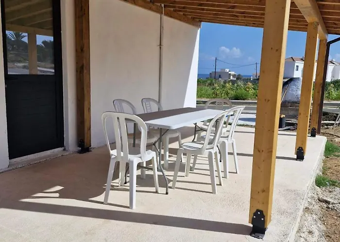 Pomos Rockaway Beach House